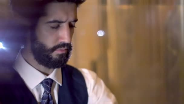 Yüz virtüözü müzik keyfi fortepiano oynayan yakışıklı sakallı piyanist — Stok video