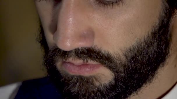 Крупним планом обличчя бородатого красивого чоловіка — стокове відео