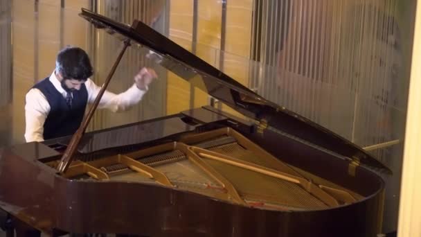 Красивый музыкант играет на пианино. — стоковое видео