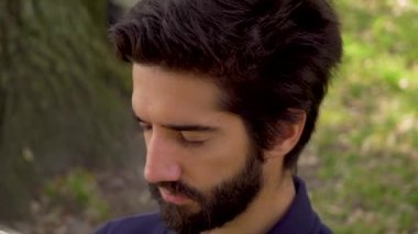 Sakal ve siyah saçları açık olan yakışıklı adam portresi kapatın