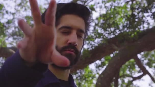 Genç müzisyen üzerinde hayal piyano çalar gibi davranarak havada ellerini sallayarak sakal — Stok video