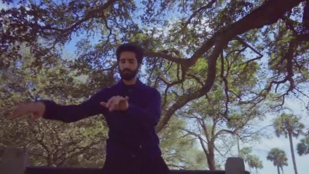 Jeune musicien debout et agitant les mains dans l'air en prétendant qu'il joue sur piano imaginable 