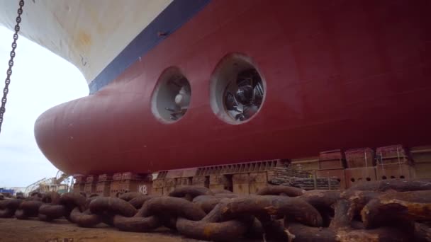 Navio durante uma renovação de doca seca com uma enorme corrente de âncora enferrujada — Vídeo de Stock