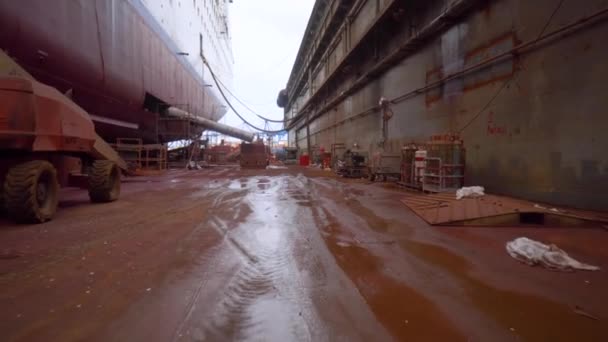 Nave portuaria industrial en dique seco, vista sobre puerto marítimo y grúas — Vídeo de stock