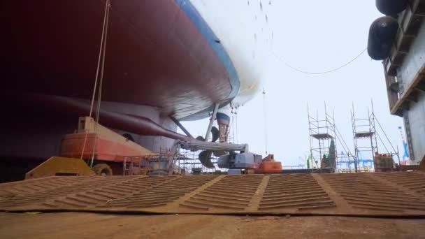 Feeport, Grand Bahama - MAR 13, 2019: Ship in drydock hardware cranes and machine for boat renovation — Stock Video