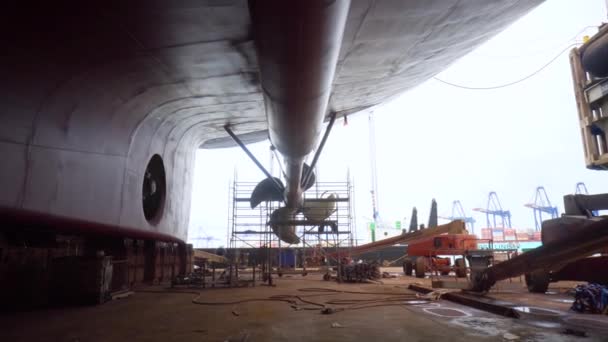 Feeport, Grand Bahama - 13 Mar 2019: Skepp i torrdocka propeller som serverar maskiner och kranar i hamn — Stockvideo