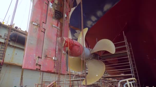 Hélice do navio durante a renovação da doca seca — Vídeo de Stock