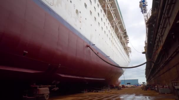 Schiffsreparatur im Trockendock Blick auf den Hafen — Stockvideo