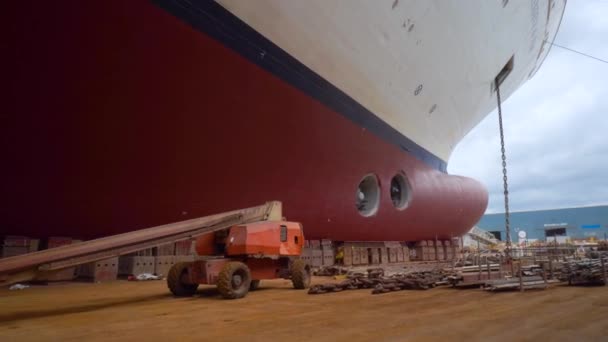 Feeport, Grand Bahama - 13 Mar 2019: Royal Caribbian kryssningsfartyg storheten i haven i torrdocka — Stockvideo