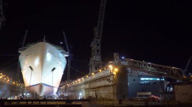 Freeport, Grand Bahama-Mar 13, 2019: Kraliyet Karayip cruis, denizlerin Grandeur gece tersane onarım sırasında
