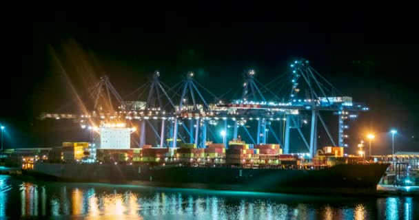 Feeport, Gran Bahama - 11 MAR 2019: Buque de carga en puerto nocturno — Vídeos de Stock