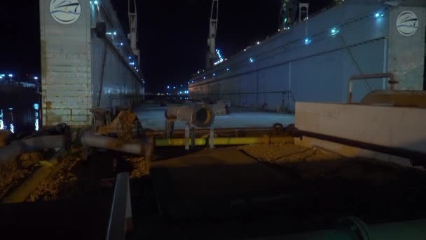 Freeport, Grand Bahama-Mar 13, 2019: gece ışıkları boş kuru rıhtım — Stok video