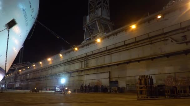 Freeport, Grand Bahama - MAR 13, 2019: Royal Caribbean cruiseseship Grandeur of the Seas in drydock at night — стоковое видео