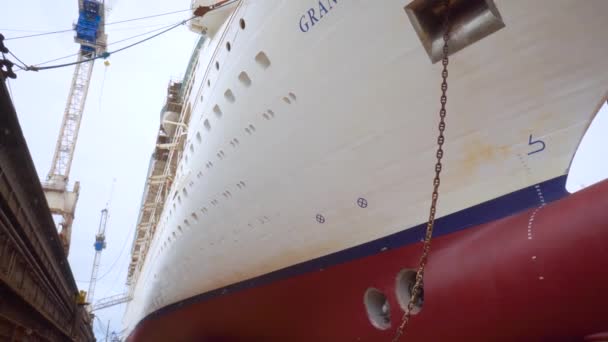 Freeport, Grand Bahama - MAR 15, 2019: Royal Caribbean cruiseship Grandeur of the Seas renovation in drydock at day — Stock Video