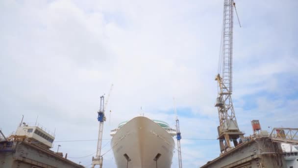 Freeport, Grand Bahama-Mar 15, 2019: grandeur van de zeeën Royal Caribbean Cruise schip renovatie in Drydock op dag — Stockvideo