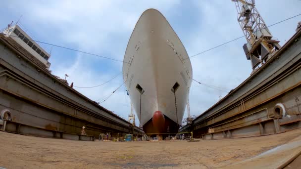 Freeport, grand bahama - 15. März 2019: Erhabenheit der Meere königliche Karibik Kreuzfahrtschiff Renovierung im Trockendock am Tag — Stockvideo