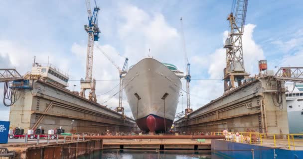 Freeport, Grand Bahama-15 mar, 2019: Dźwigi w Drydock renowacji Royal Caribbean statek wycieczkowy Grandeur mórz — Wideo stockowe