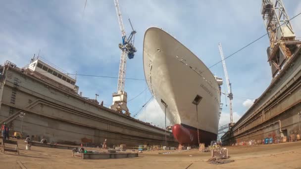 Freeport, Grand Bahama - MAR 15, 2019: Grandeur of the Seas Royal Caribbean navio de cruzeiro em drydock em dia ensolarado — Vídeo de Stock