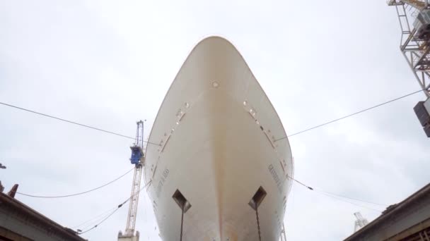 Freeport, Grand Bahama - MAR 15, 2019: Grandeza de los mares Royal Caribbean cruise ship renovation by workers in drydock — Vídeos de Stock