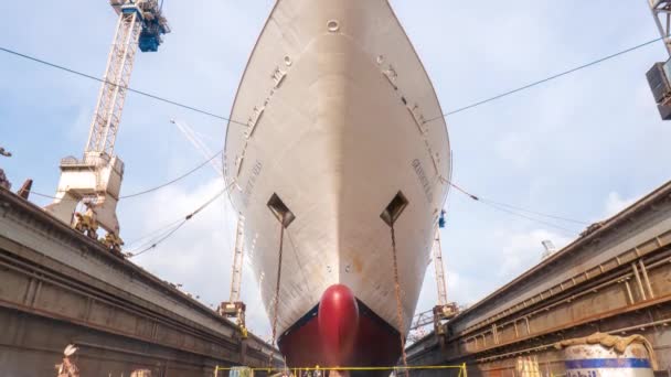 Φρίπορτ, Γκραντ Μπαζάμα-Μαρ 16, 2019: Βασιλικό κρουαζιερόπλοιο της Καραϊβικής μεγαλείο των θαλασσών στην δρύουρα την ηλιόλουστη μέρα — Αρχείο Βίντεο