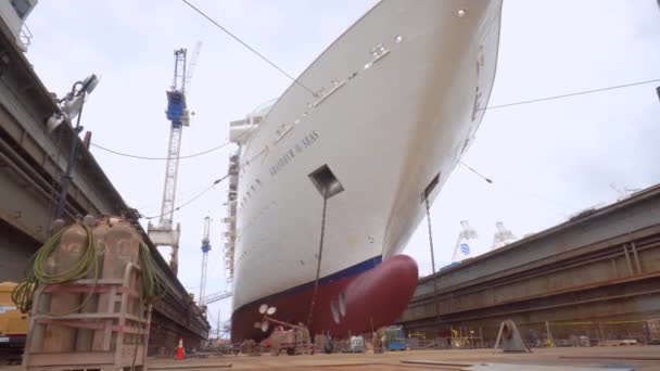 Freeport, Grand Bahama - 17 MAR 2019: Crucero Royal Caribbean Grandeur of the Seas en dique seco — Vídeo de stock