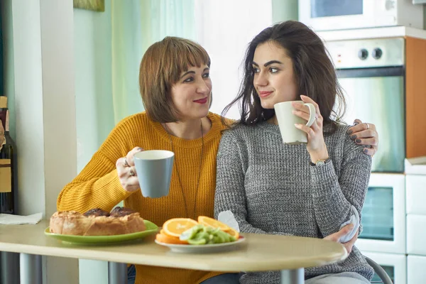 Kızı ve anne rahat mutfakta çay içmek