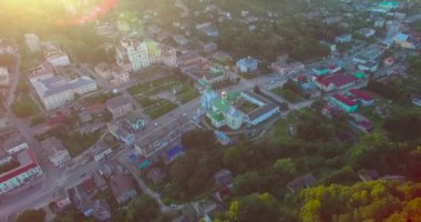 Gün batımından önce Kremenets Cityscape mimarisi, Ternopil bölge, Ukrayna - havadan görünümü