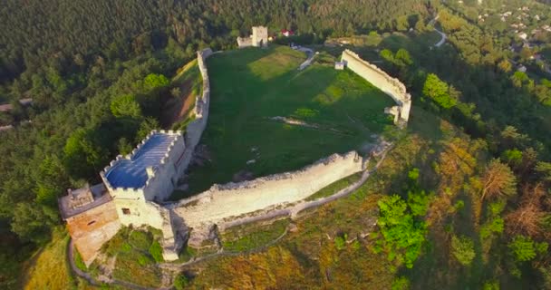 Burgstadtbild der Stadt vor Sonnenuntergang Ruinen Luftaufnahme — Stockvideo