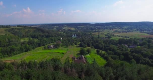 Christelijke kerk in zonnige zomerdag Cityscape — Stockvideo