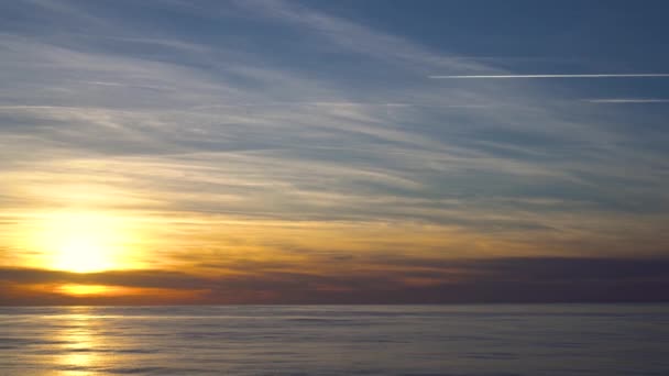 Pomarańczowy płomień zachód słońca krajobraz ze słońcem odzwierciedlenie w wodzie — Wideo stockowe
