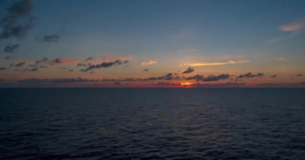 Схід сонця золотисто-помаранчевого кольору відбивається в океанічних хвилях — стокове відео
