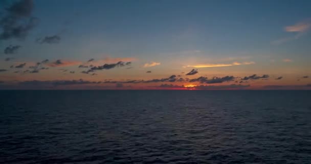 SkyScape Goldy orange Sunrise återspeglas i havsvågor — Stockvideo