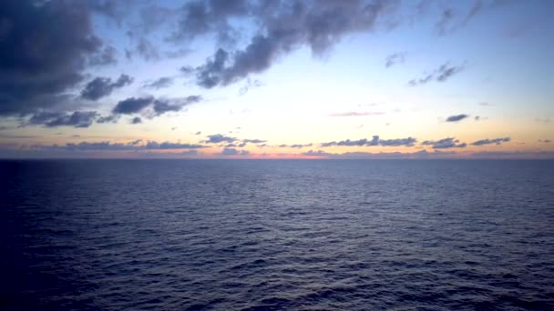 Paesaggio orizzonte panoramico prima dell'alba sull'oceano — Video Stock