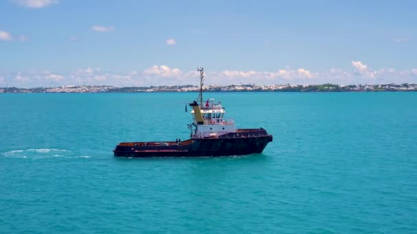 El barco navega en las olas del océano frente a la costa — Vídeos de Stock