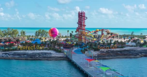 Coco cay island, bahamas - 23. apr 2019: perfekter tag in der königlichen karibik unterhaltung — Stockvideo