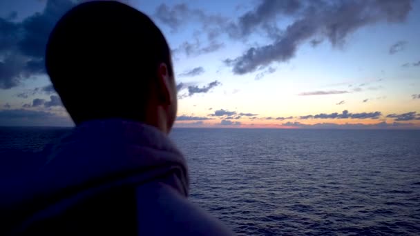 Closeup portré férfi figyelte a Hajnal az óceán felett — Stock videók