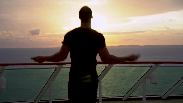 Silhouet van jonge atletische kerel springt op een touw tijdens zonsopgang — Stockvideo