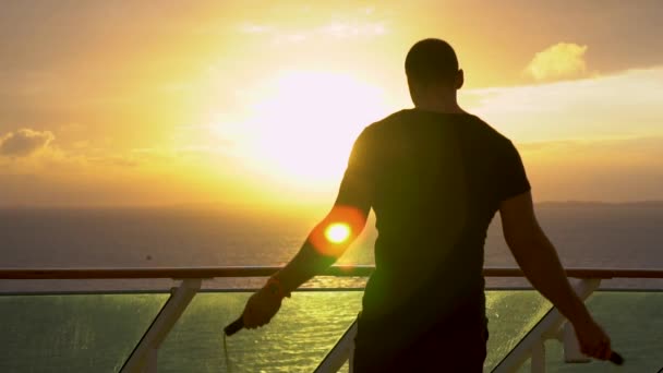 Silhouet van jonge atletische kerel springt op een touw tijdens zonsopgang — Stockvideo
