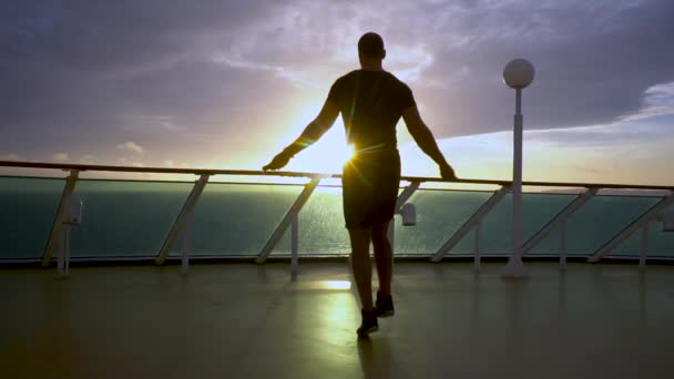 Silhouette de sportif sautant avec une corde tournée au lever du soleil — Video