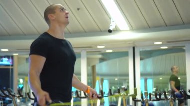 Spor salonunda ip atlayan genç bir sporcu.