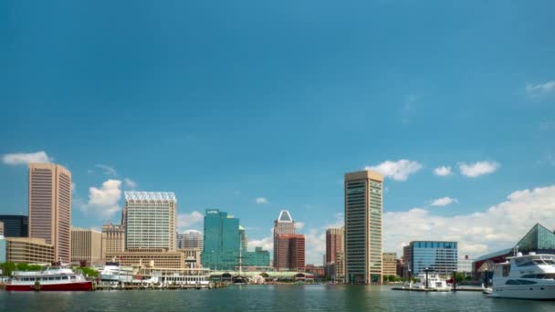 Baltimore, Maryland - 28 DE MAYO DE 2019: Puerto interior y barcos y horizonte de la ciudad en Baltimore, EE.UU. — Vídeo de stock