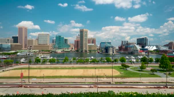 Baltimore, Maryland - 28 MAI 2019 : Bateaux du port intérieur et horizon de la ville de trafic Baltimore USA — Video