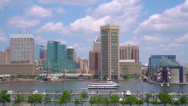 Baltimore, Maryland - 28 de mayo de 2019: Inner Harbor Lupin Pharmaceuticals Inc barcos y horizonte de la ciudad en un día soleado en Baltimore — Vídeo de stock