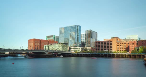Boston, Massachusetts - 28 DE MAYO DE 2019: Barcos de paisaje urbano en el puerto urbano de Boston tráfico durante el día — Vídeo de stock