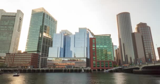 매사추세츠 주 보스턴 - 2019년 5월 28일: 낮 동안 항구 도시 보스턴 교통의 시티스케이프 모션 보트 — 비디오