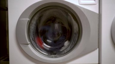 Otomatta yıkama ve kurutma makinesi çamaşır ları