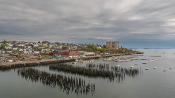 Portland, Maine - 28 Mayıs 2019: Gündüz leri tekneler ve hareketli bulutlar ile Portland limanının şehir manzarası — Stok video