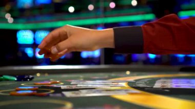 Krupiye oyuncuya geri kazanmak vermek ve üç kart poker oynamak için kartları fırsatlar