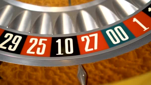 Roulette wiel draait langzaam — Stockvideo