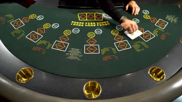Profesjonelle shuffling kort for pokerspill av croupier underholdning virksomhet – stockvideo